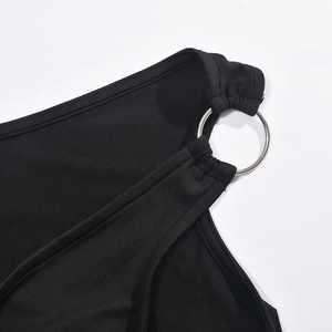 Détail du tissu en maille noire extensible avec connecteur anneau en métal argenté