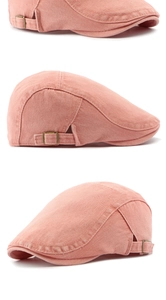 Détail d'un béret en coton rose délavé avec boucle latérale en métal et coutures soignées