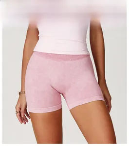 Détail du short de yoga sans couture rose poudré avec effet délavé et taille haute