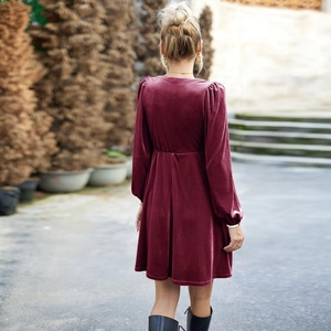 Elegante wijnrode fluwelen A-lijn jurk met pofmouwen en getailleerde taille voor de herfst