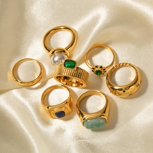Set aus sieben 18K vergoldeten Ringen mit Smaragd-, Perlen- und Saphir-Akzenten im Detail