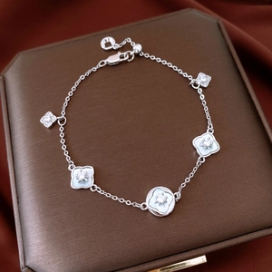 Vue macro du bracelet fleur argenté ajustable avec zircons et fermoir mousqueton
