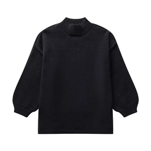 Vue détaillée à plat d'un pull en maille noire à col roulé et manches longues à côtes
