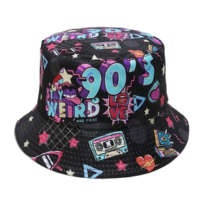 Détail de l'imprimé graffiti rétro des années 90 sur un bob noir avec motifs vintage