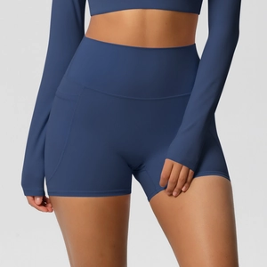 Détail du short de yoga taille haute avec poche latérale en tissu bleu foncé brossé