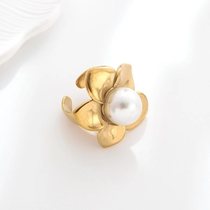 Minimalist 18k gold plated stainless steel floral ring with white pearl center detail