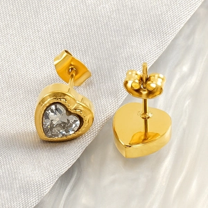 Dettaglio orecchini a cuore dorati con zircone e chiusura a farfalla sul retro