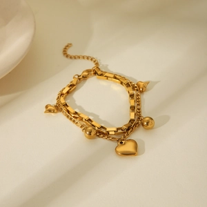 Détail du bracelet double couche plaqué or 18 carats avec pendentifs cœurs et fermoir