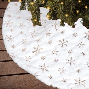 Détail du tapis de sapin de Noël en peluche blanche avec broderie de flocons dorés
