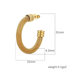 Boucles d'oreilles créoles dorées 18K avec texture mesh, taille 31mm, prise de vue studio