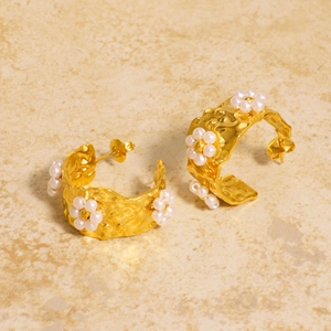 18K gold-plated C-shaped earrings with hammered texture and pearl flower designs