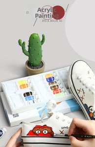 Primo piano dei tubi di vernice acrilica Marie's per arte DIY su sneakers