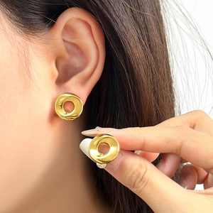 Minimalistische goldfarbene Creolen mit unregelmäßigem Donut-Design und Hochglanz-Finish