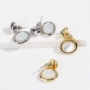 Boucles d'oreilles élégantes en nacre dorées et argentées sur support en pierre blanche