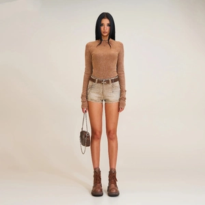 Haut en maille marron pour femme avec short en jean et bottes en cuir, vue complète
