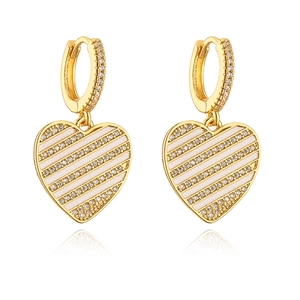 Orecchini a cuore placcati oro 18K con strisce in smalto bianco e pavé di zirconi