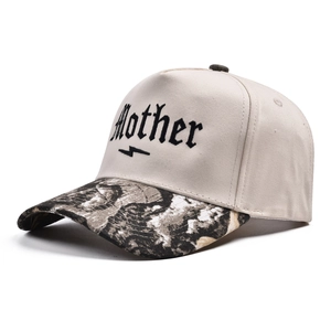 Dettaglio del ricamo Mother e fulmine sul berretto da baseball in tela beige