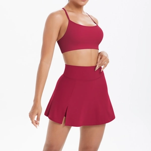 Dunkelrotes zweiteiliges Tennis-Set mit Sport-BH und plissiertem Minirock für Damen