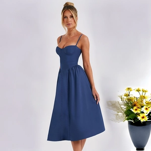 Gros plan d'une robe midi dos nu bleu foncé avec fines bretelles et jupe plissée fluide