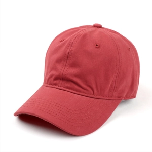 Dettaglio di un cappello da baseball in cotone pettinato rosso lavato con un design morbido.