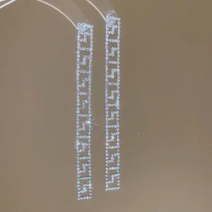 Orecchini pendenti in argento con motivo a greca e pavé di strass brillanti e lussuosi