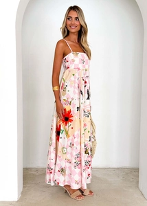 Detail von Blumen und Schachmuster Print auf einem rosa karierten Sommer Halter Maxi Kleid