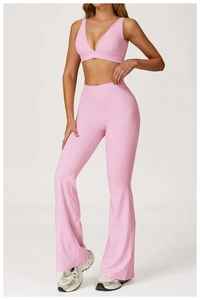 Ensemble de yoga rose avec brassière col en V et legging évasé à taille haute