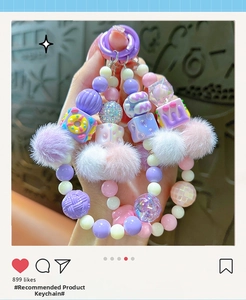 Detail van een kleurrijke kralen sleutelhanger met pluche ballen en donutbedel aan de haak
