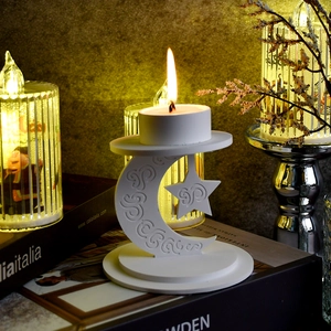 Dettaglio del portacandele a forma di luna e stella con luci LED in stile arabo caldo