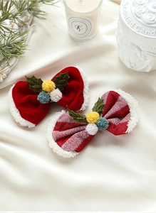Vue détaillée des pinces à cheveux de Noël avec velours rouge et bois rayés festifs