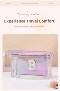 Macro di una borsa da toilette iridescente con lettera B in spugna bianca e bordo dorato