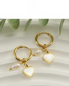 Détail de boucles d'oreilles cœur et perle plaquées or 18K avec maintien de couleur