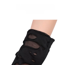 Dettaglio di manicotti punk neri con fori strappati e strati di rete dal design dark