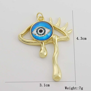 Vue détaillée du pendentif œil maléfique doré avec dimensions et informations de poids