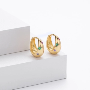 Gros plan détaillé de créoles en argent sterling S925 avec zircons colorés sertis