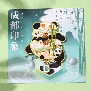 Spilla in smalto panda di Chengdu con ciondolo mahjong su carta culturale