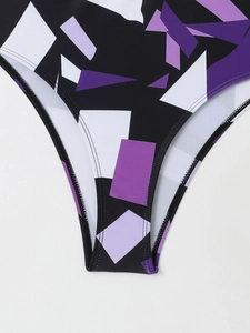 Détail du bas de maillot avec motifs géométriques et finitions de couture de précision