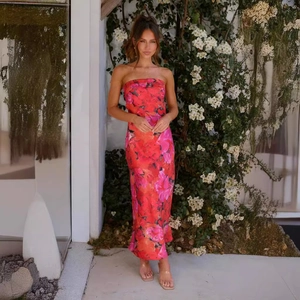 Robe longue bustier imprimée fleurs rouge et rose coupe ajustée pour l'été chic