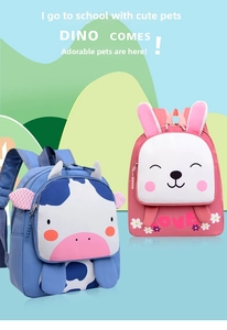 Vista detallada de mochilas escolares infantiles con diseños de dibujos de conejo y vaca