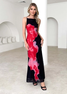 Détail de la robe longue ajustée sans manches avec grand imprimé floral rouge sur noir