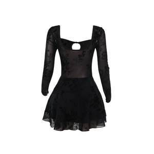 Détails de la mini robe en maille noire avec flocage floral rétro et texture transparente