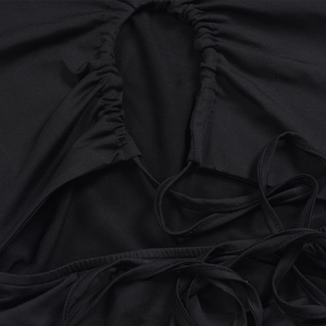 Dettaglio dell'abito nero in maglia con tessuto arricciato e design con coulisse sottile