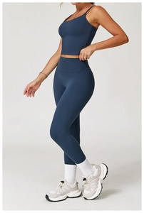 Détail du legging de yoga taille haute bleu marine et brassière de sport assortie mate