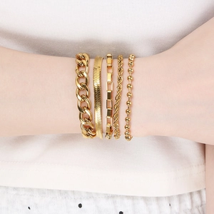 Gros plan d'un ensemble de bracelets chaînes en acier inoxydable plaqué or 18 carats