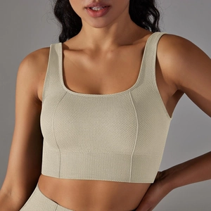 Gros plan du soutien-gorge de sport beige à texture gaufrée avec larges bretelles et col carré