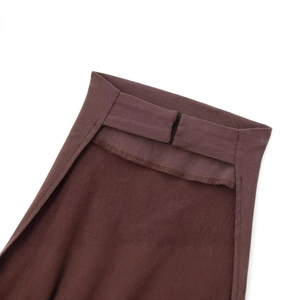 Top allacciato al collo marrone scuro con cuciture sottili e trama in maglia liscia