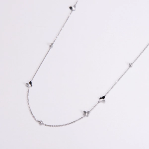 Collier papillon argenté avec breloques en strass sur une fine chaîne élégante