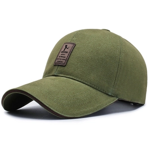 Vue détaillée de la casquette baseball vert militaire avec écusson en cuir brun