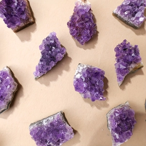 Makro-Detail von natürlichen Amethyst-Kristallclustern mit rohen Mineralproben