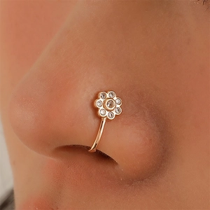 Anello al naso a clip a forma di fiore oro rosa con zirconi chiari sul modello
